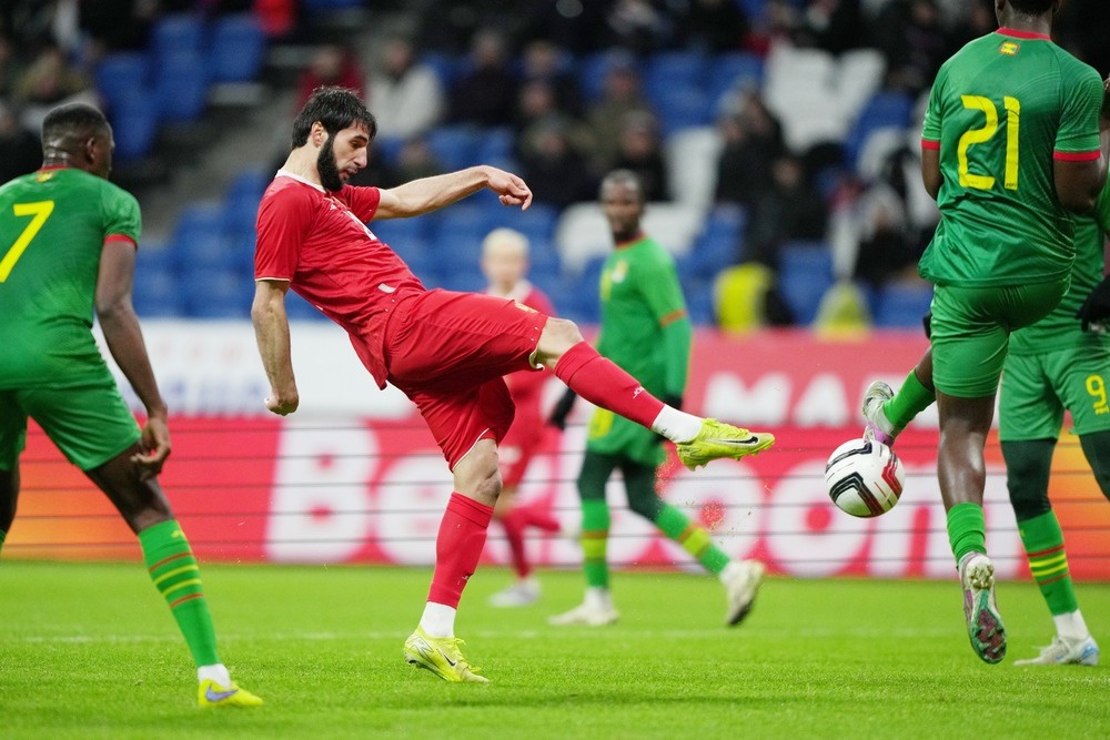    Защитник сборной России Арсен Адамов забивает второй мяч в ворота Гренады. / РИА Новости