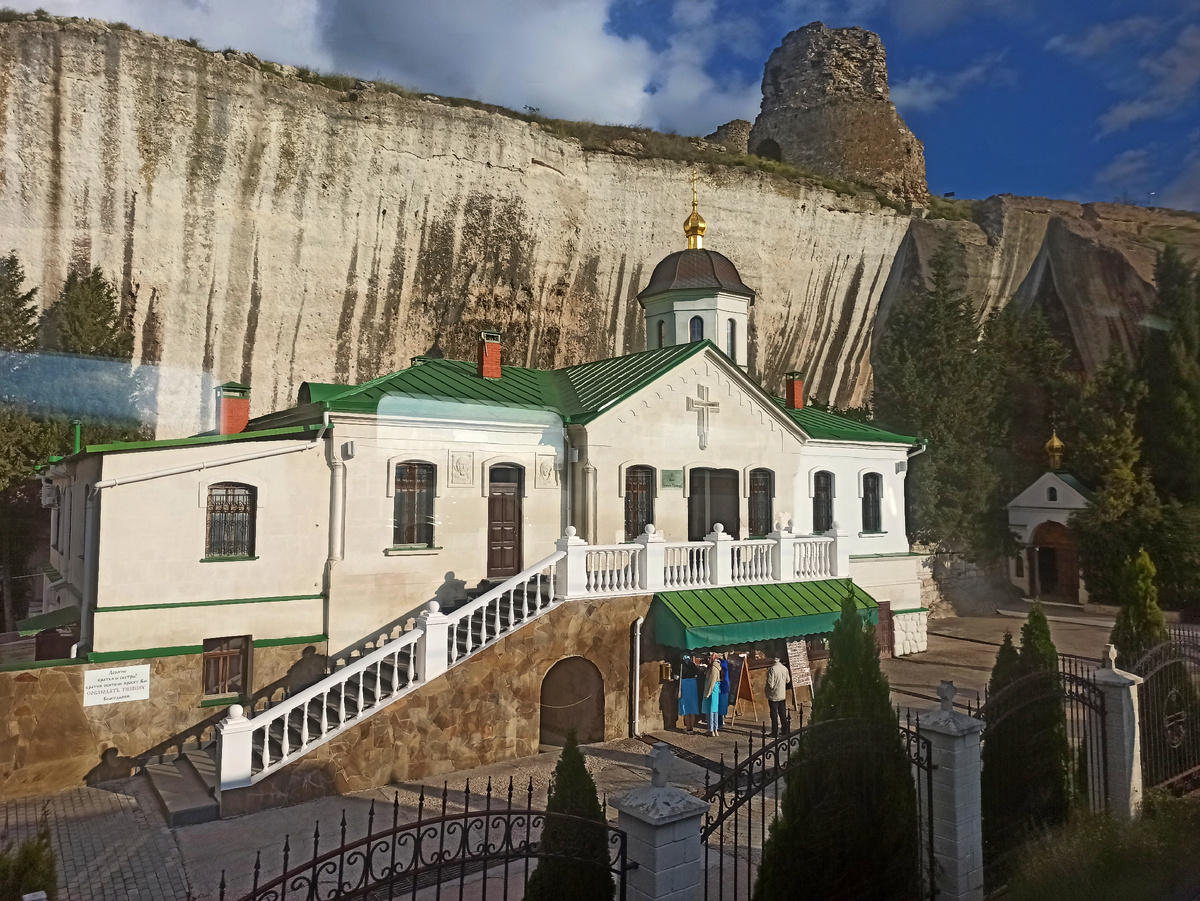 Инкерманский монастырь из окна электрички