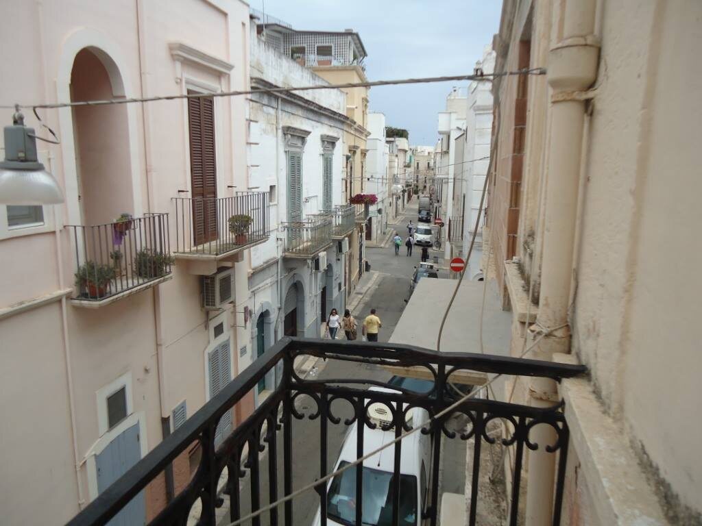 Вид на улицу с балкона второго этажа