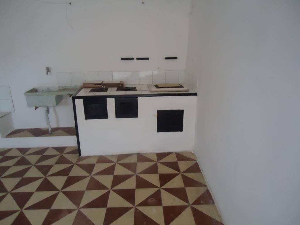 Кухня с плитой, которая всё ещё в рабочем состоянии не смотря на боее чем почтенный возраст