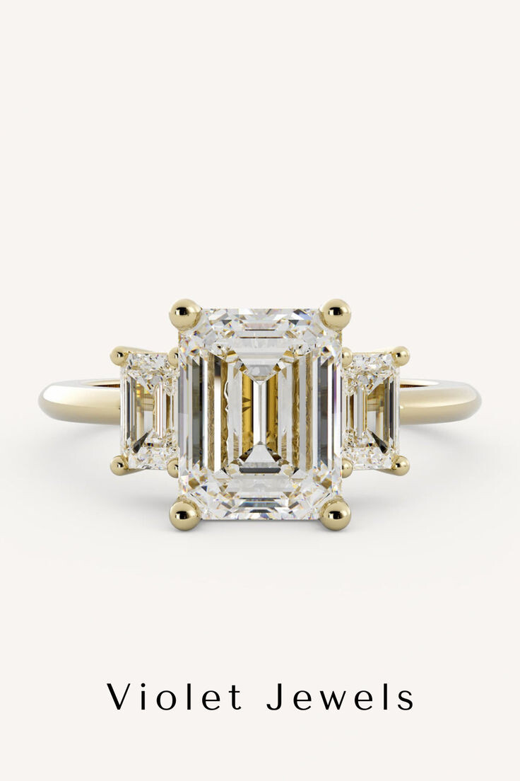 Эмеральд в 3 карата и два эмеральда по 1 карату с крапанами-шариками в белом золоте