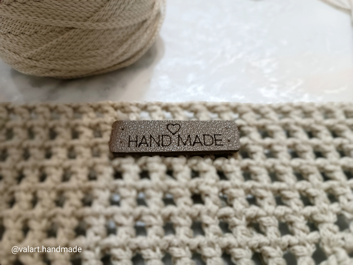 В подарок к шнуру была такая бирочку. Она классно сочетается с цветом пряжи.