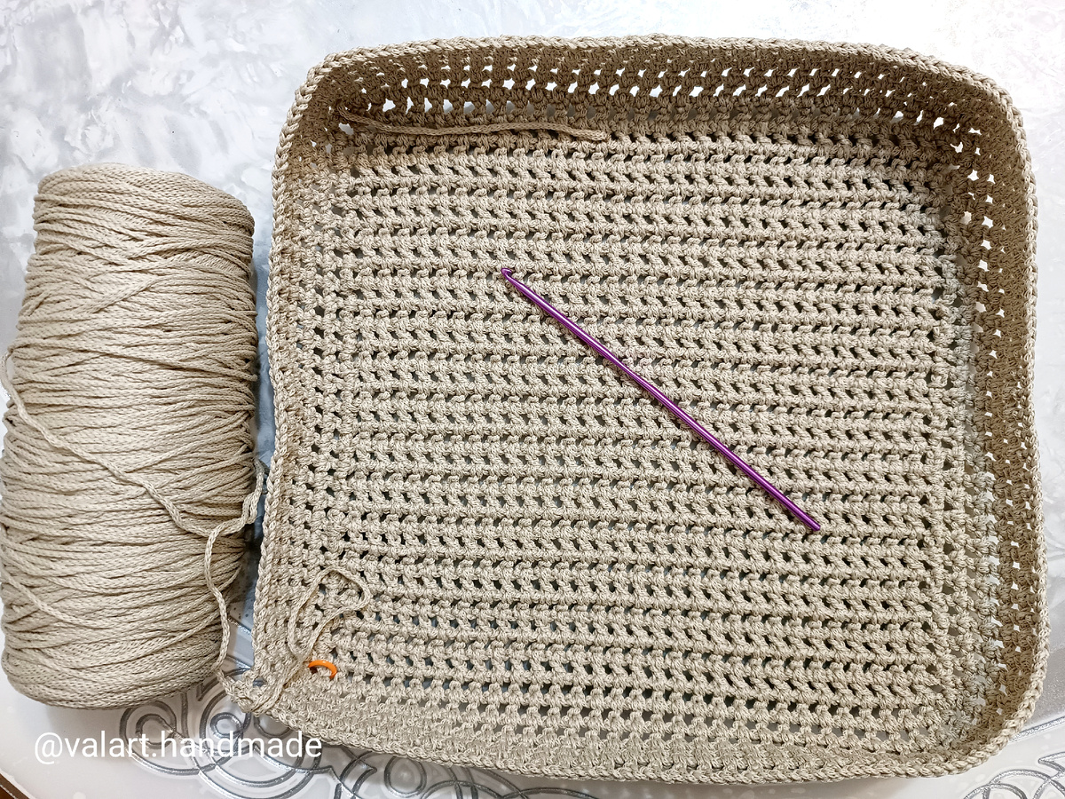 Столбики с накидом вязала враскол. На бобинке видно, что шнур намотан вручную. При роспуске он особо не пострадал. Нить немного волнистая, но вязать комфортно.