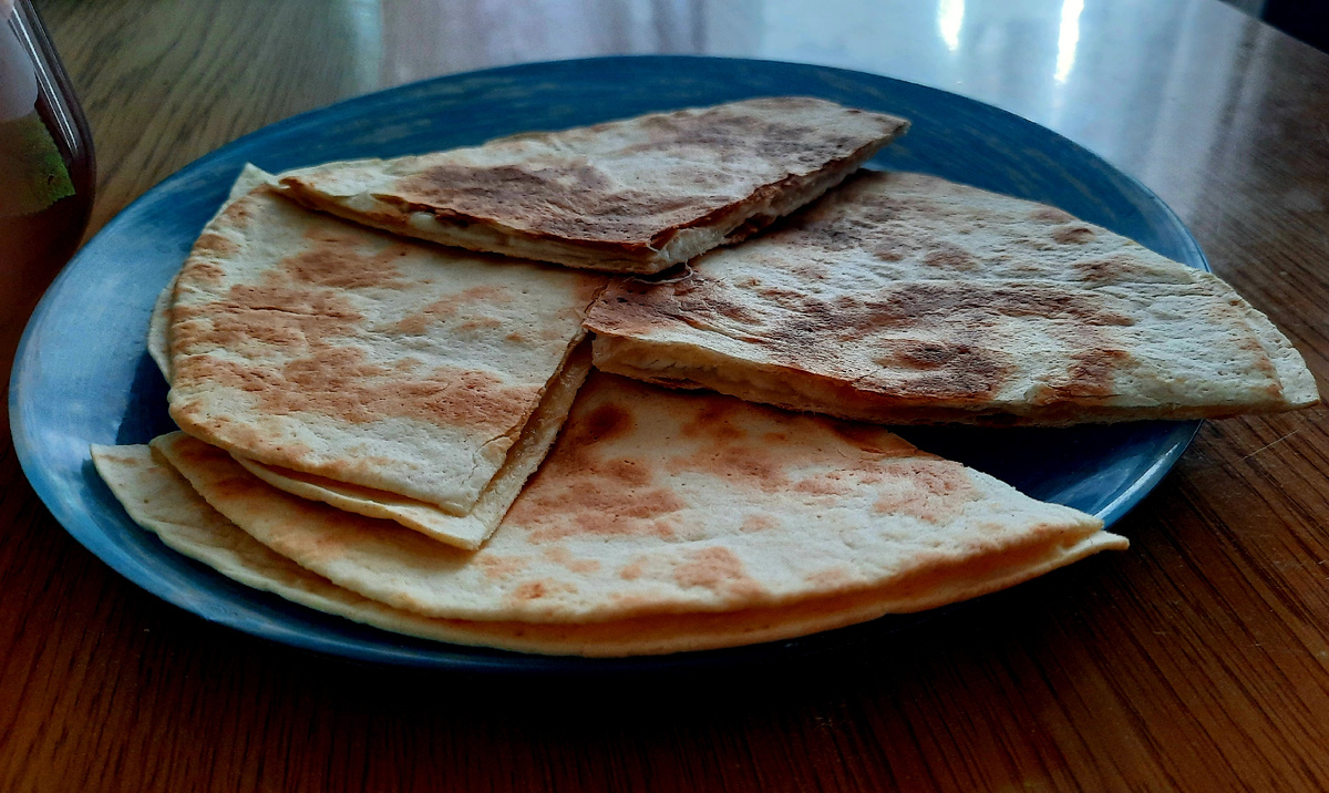 Завтрак. Две штуки я съела, две Саша 