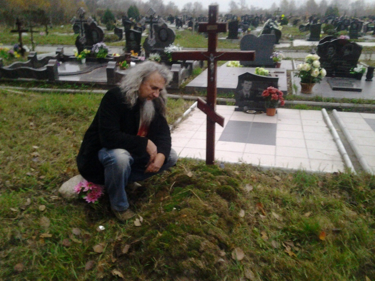 Александр Верешко на могиле Олди. Фото со страницы Александра Верешко