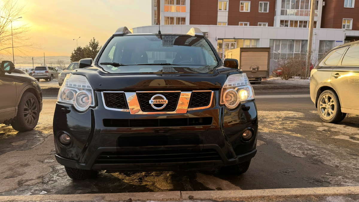 На четвертый день эксплуатации сдалась и фара! Ни габариты, ни птф не работают. При этом, поменять лампочки на этом автомобиле проще простого, даже ничего снимать не надо, все делается из под капота. 