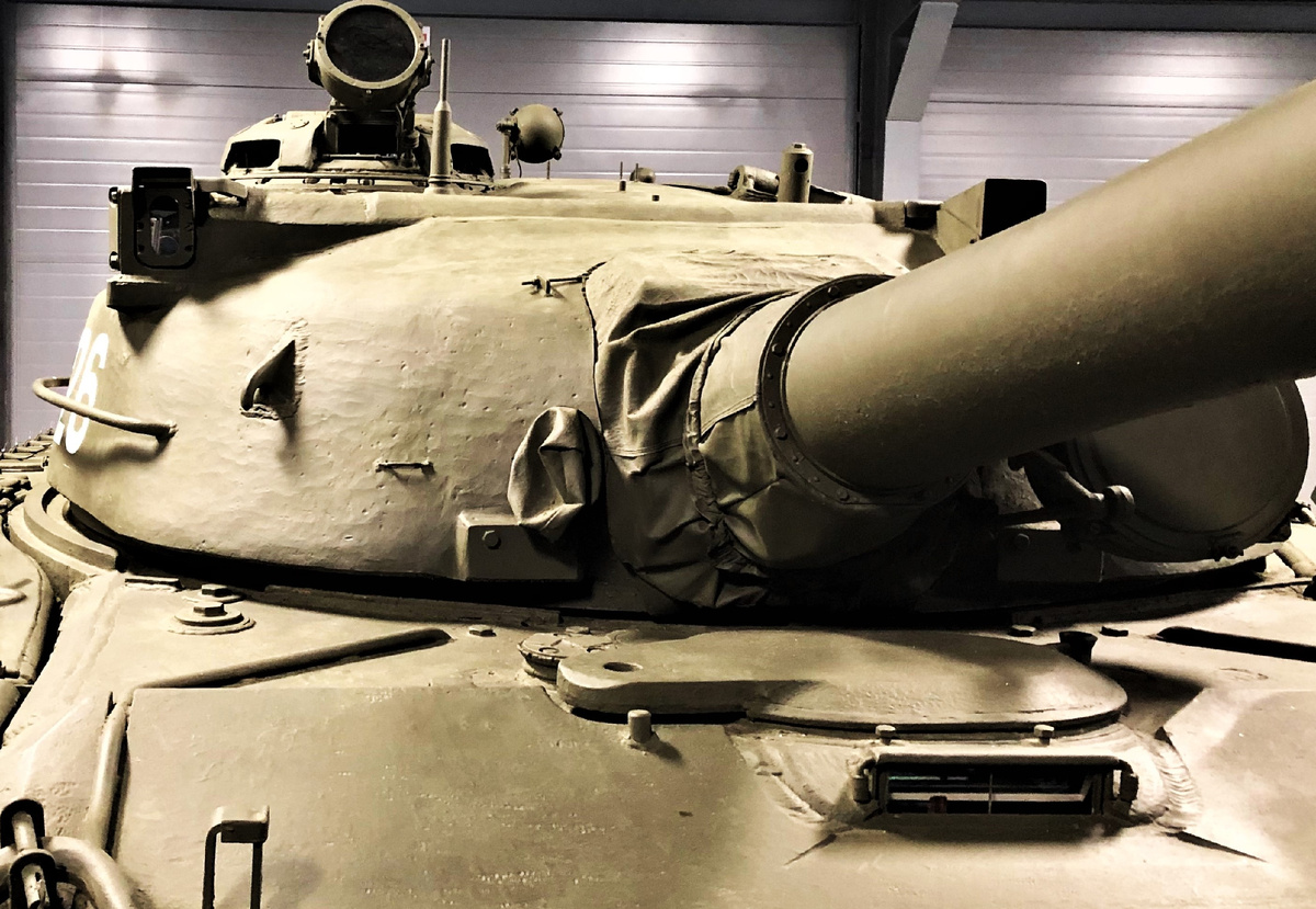 Башня танка имеет броневую защиту скул с трехслойным наполнителем в виде вставок из стали повышенной твердости. Можно обратить внимание на расположение антенного ввода на крыше башни и отсутствие ЗПУ на командирской башенке.