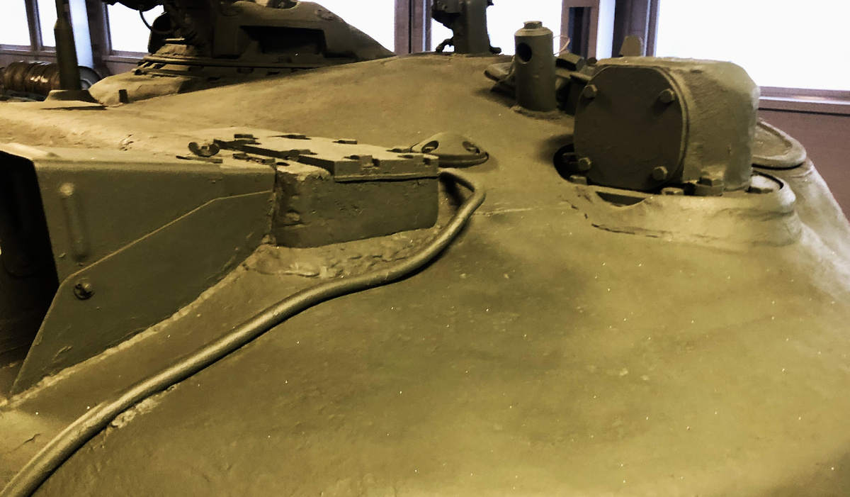 Бронировка головной части ночного прицела ТПН1-43А. Левее- бронировка дополнительного прибора наблюдения наводчика ВНМ ( визир наводчика монокулярный).