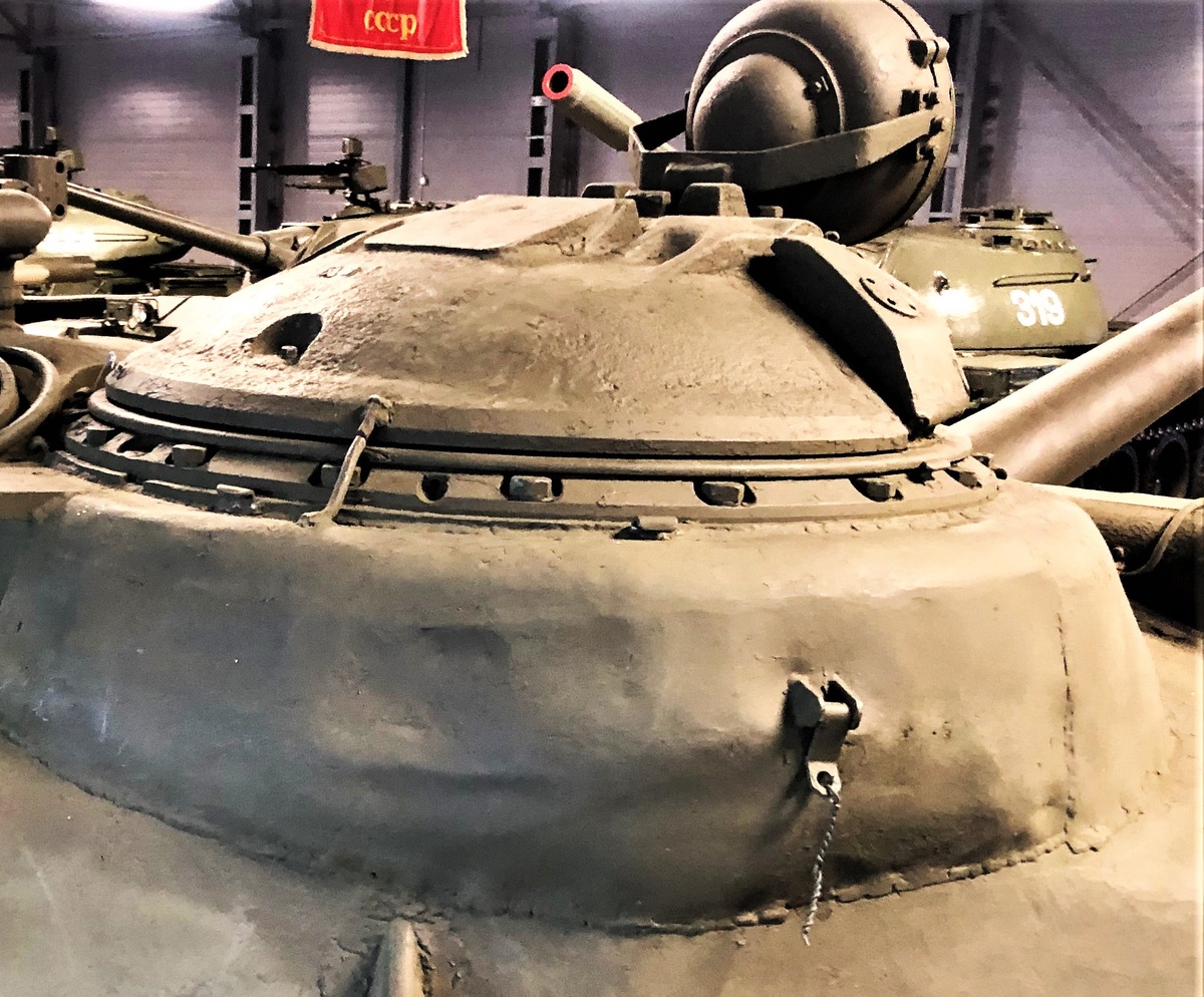 В крышках люков экипажа отсутствуют дополнительные смотровые приборы, характерные для машин более поздних выпусков.