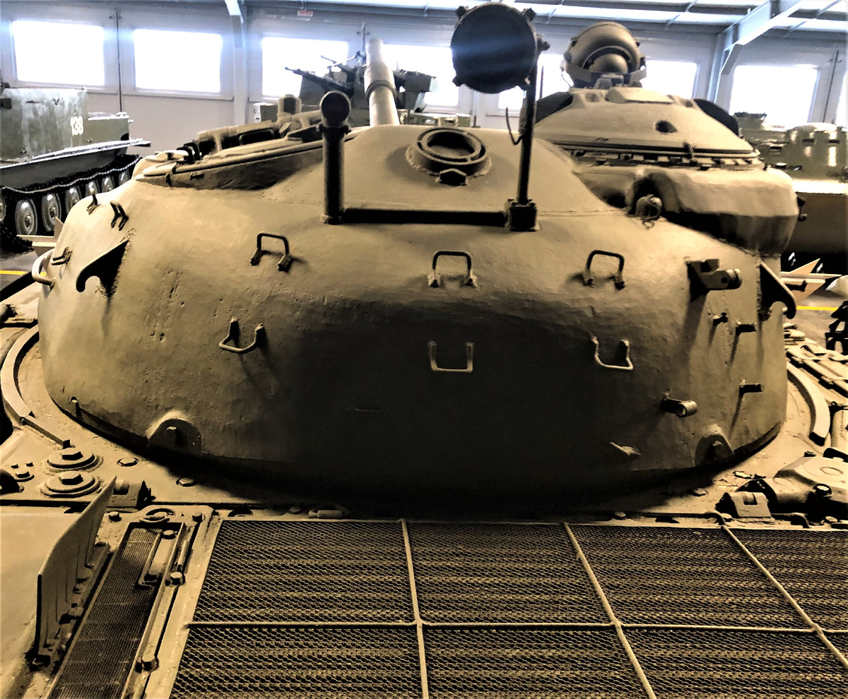 Раздельная установка фары заднего света и габпритного фонаря. Между ними- характерная "шайба" воздухопритока башни.