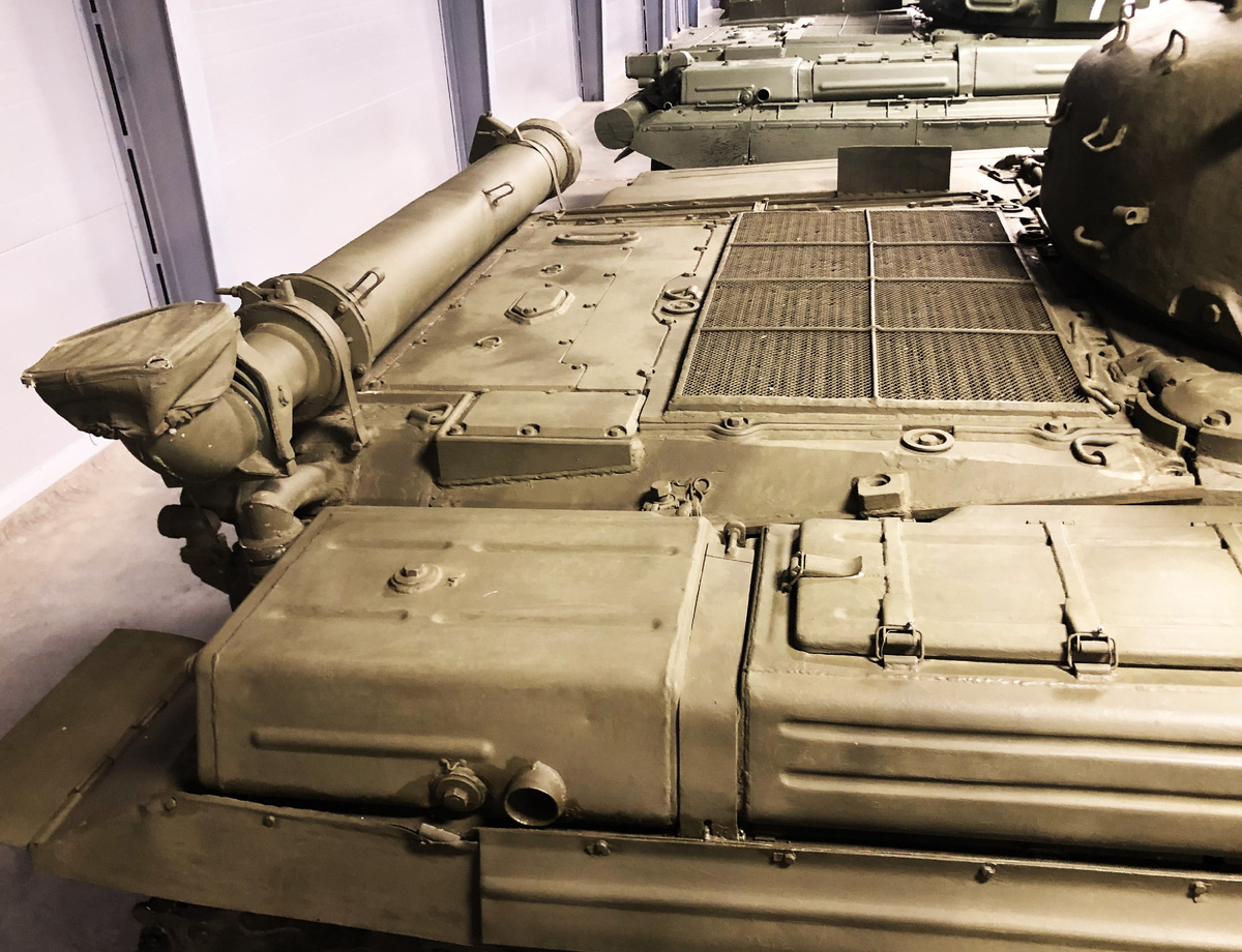 Масляный бак на правой надгусеничной полке.