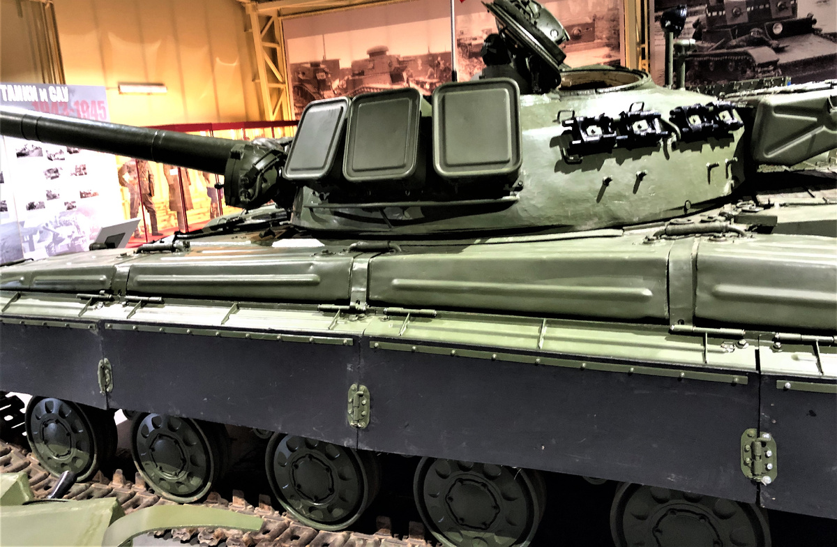 Крепления ящиков с аппаратами АТ-1 , запасных траков, а также богки для крепления шпор для фиксации танка на ЖД-платформе.