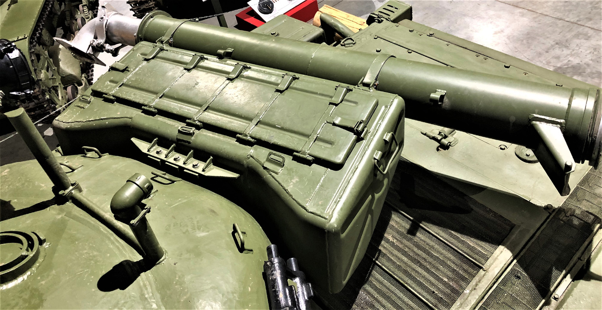 Крепление ящика ЗИП и труб ОПВТ в кормовой части башни.