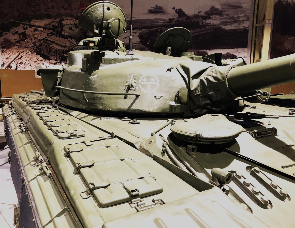 На надгусеничной полке сохранены ящики ЗИП. На машинах позднего выпуска здесь размещались дополнительные топливные баки.