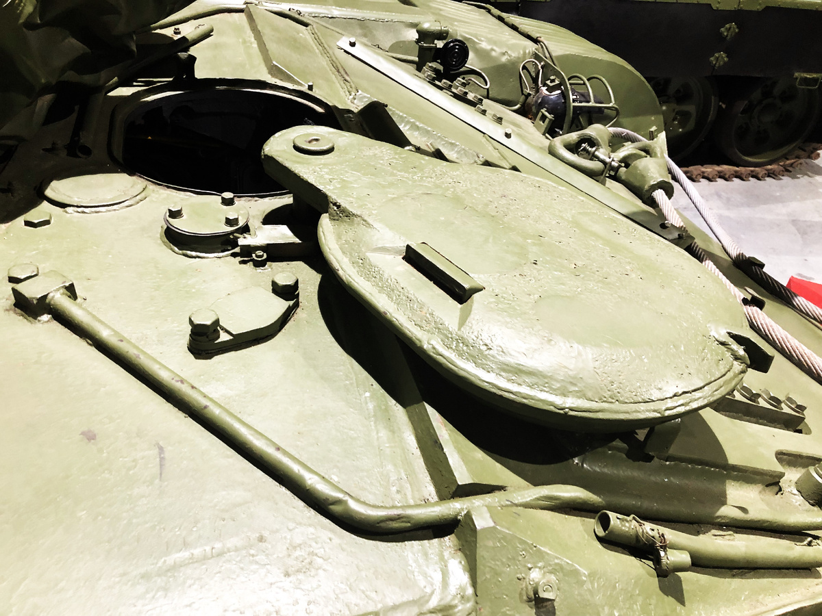 Крышка люка мехвода с дополнительным прибором наблюдения.