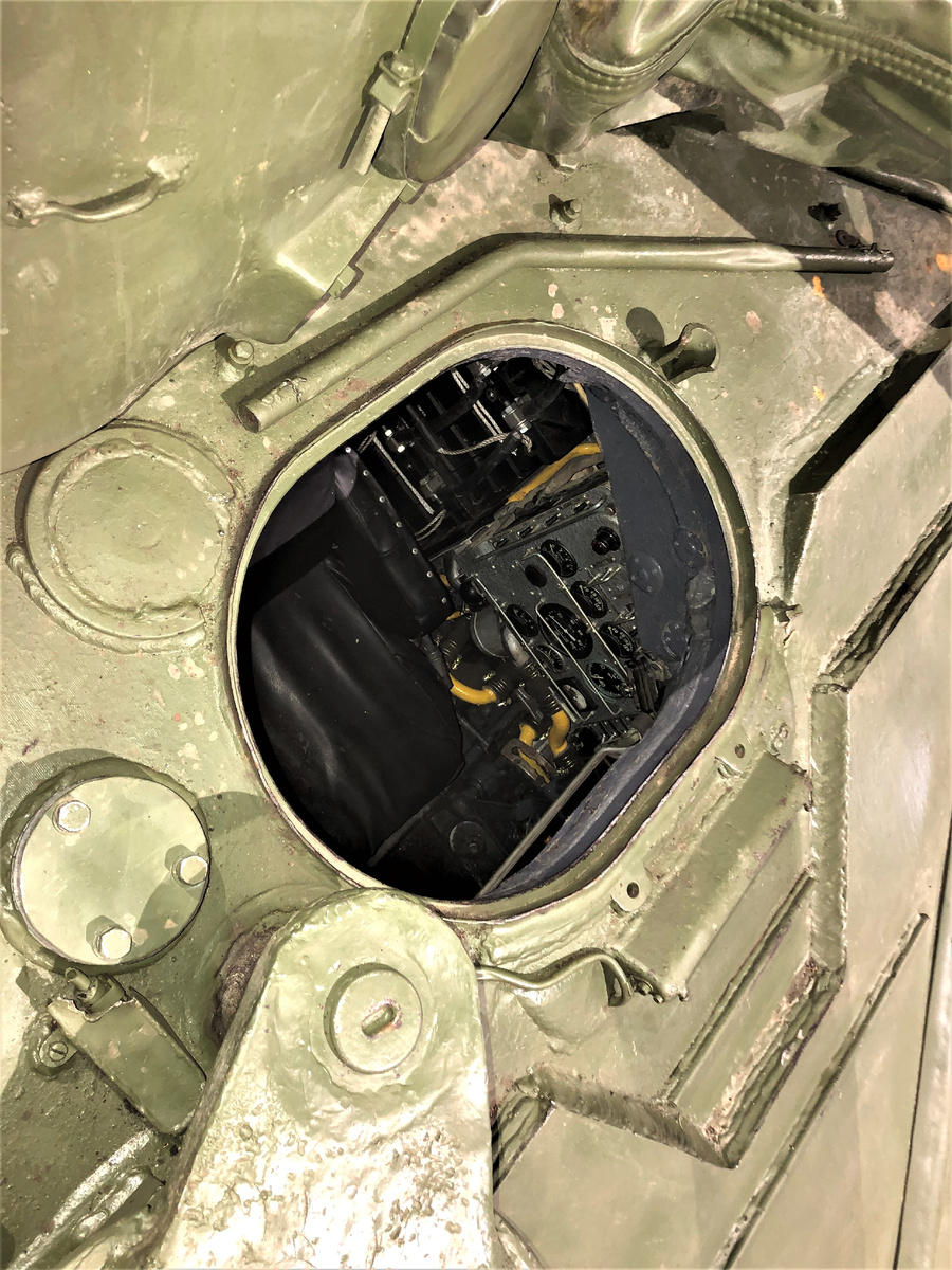 За люком мехвода- заваренный воздухоприток. На машинах позднего выпуска воздухопритоки будут удалены.