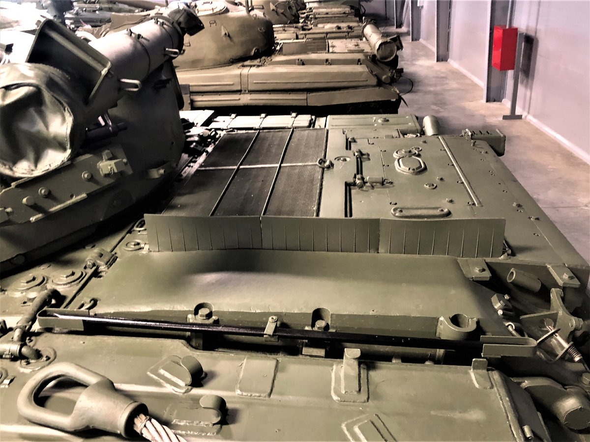 На машинах выпуска второй половины 70-х крепление лома было перенесено на крышу МТО.