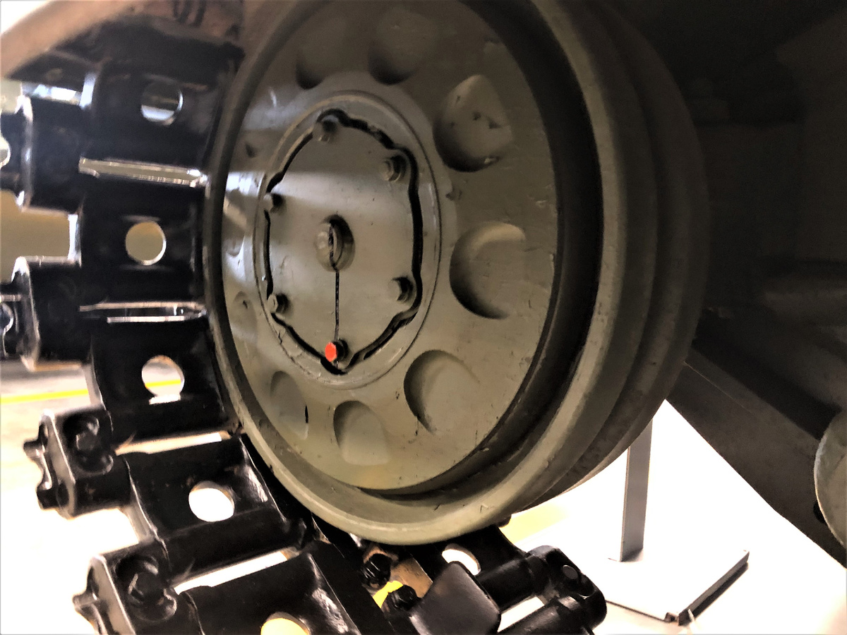 Направляющее колесо, унифицированное с опорными катками. 