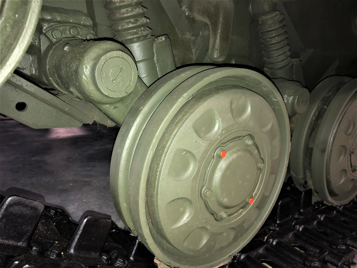 Резиновые чехлы штоков гидроамортизаторов.