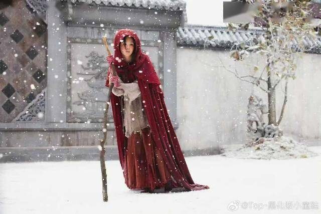 Не будем придираться к тому, что с таким обморожением (руки и ноги красные) она меньше месяца не лежала бы в постели, а тут после дня уже бегает.