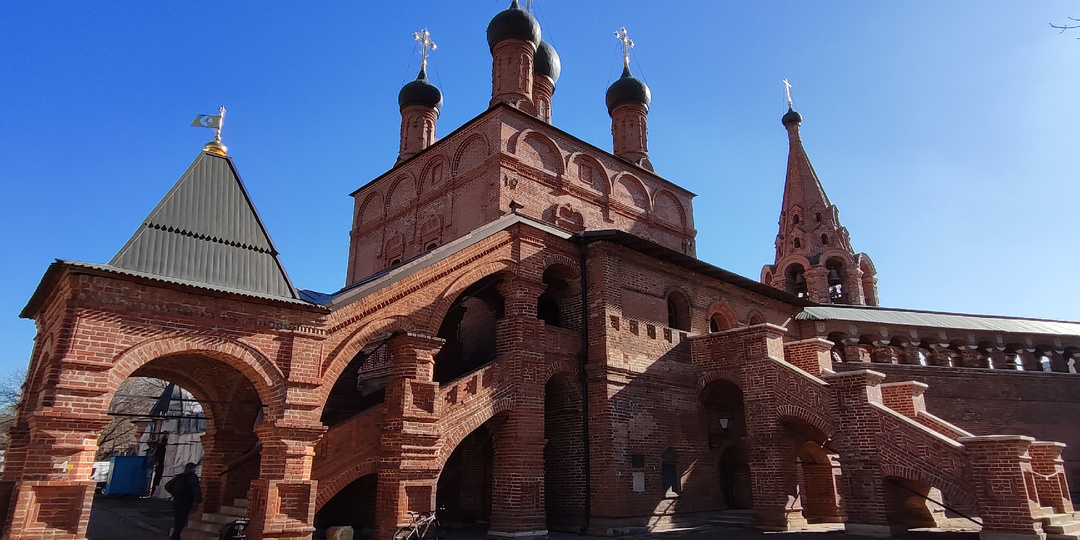 Крутицы - солнечный весенний день на патриаршем подворье