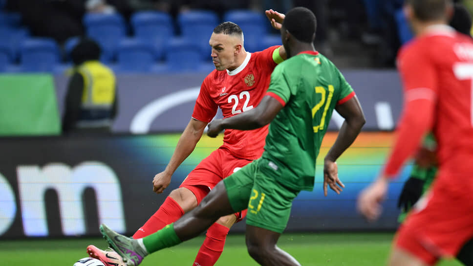 31-й гол за сборную России, сделавший его лучшим бомбардиром в истории команды, Артем Дзюба (№22) забил в ворота гренадцев.📷Фото: Иван Водопьянов / Коммерсантъ