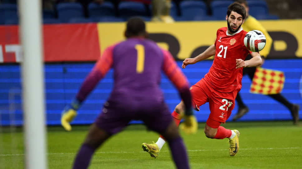 Арсен Адамов в матче против Гренады.📷Фото: Иван Водопьянов / Коммерсантъ