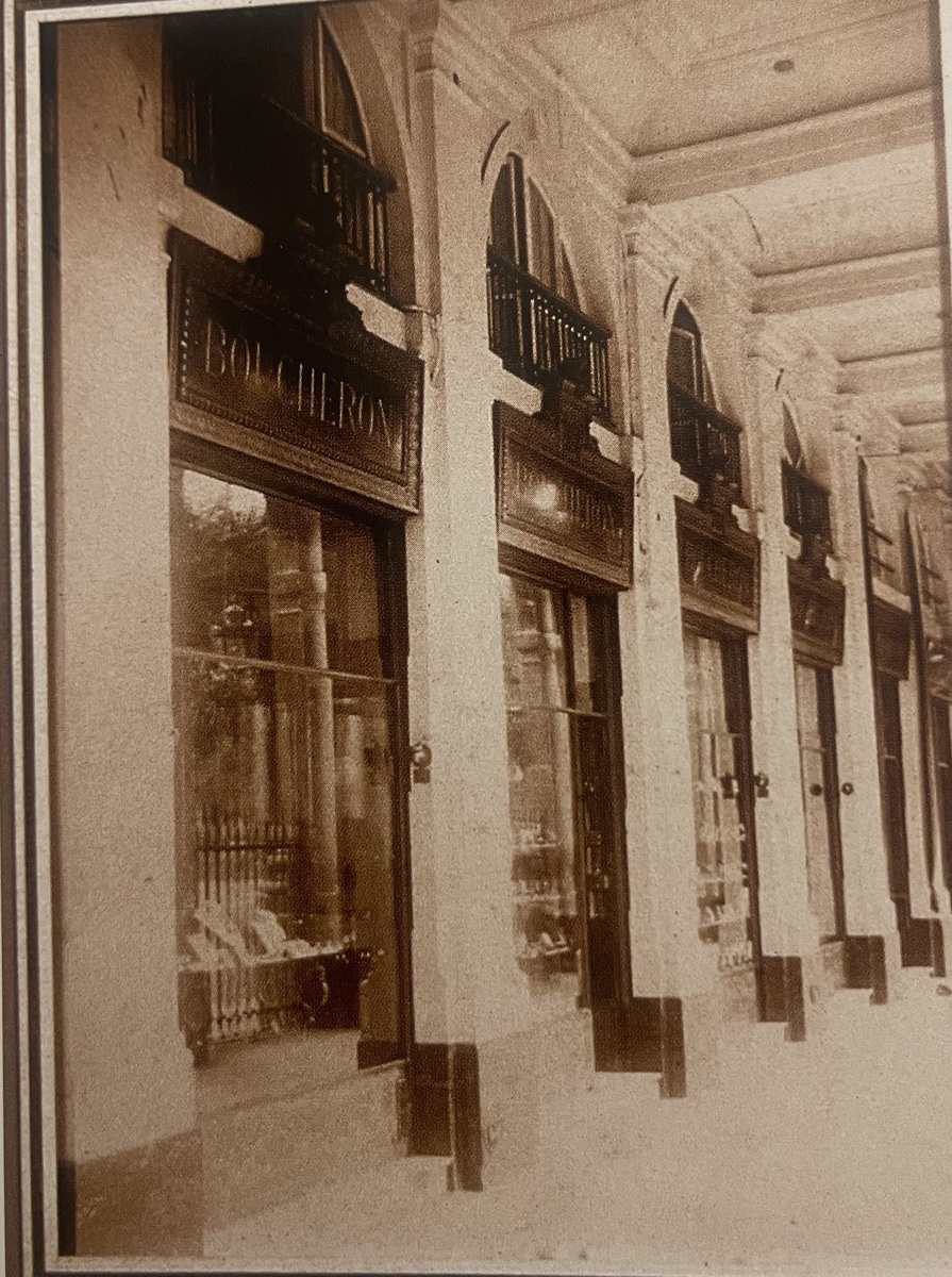 Первый бутик Boucheron в Пале Рояль в Париже. Все убранство первого магазина после передислокации Ювелирного дома на Вандомскую площадь переехало в Москву, где фирма также открыла бутик