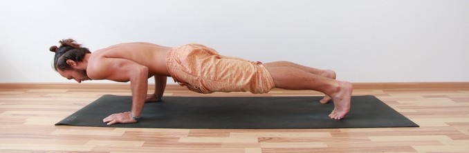 Чатуранга Дандасана (Поза Посоха)