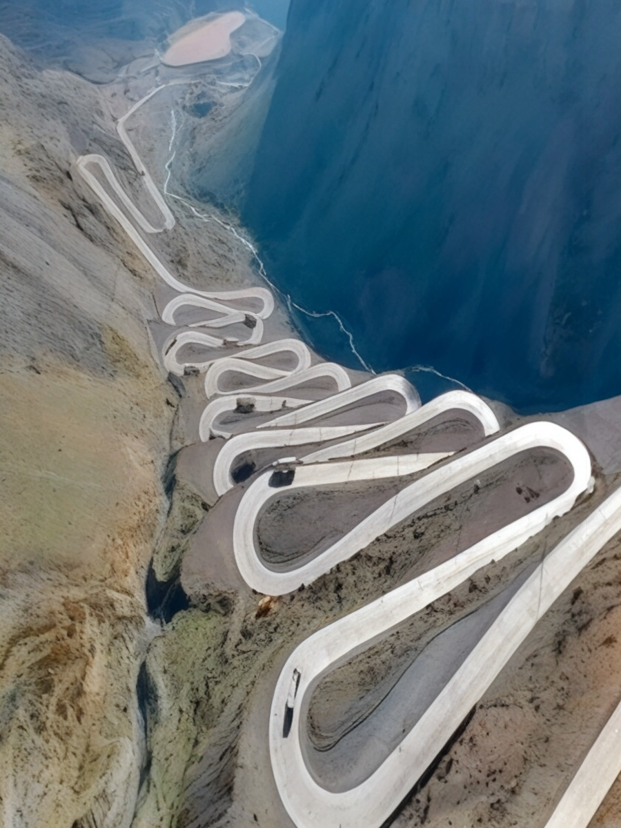 Серпантин, вьющийся, как кишечник после шаурмы. 29 поворотов. 3175 метров высоты. 0 шансов сохранить страхование жизни. 