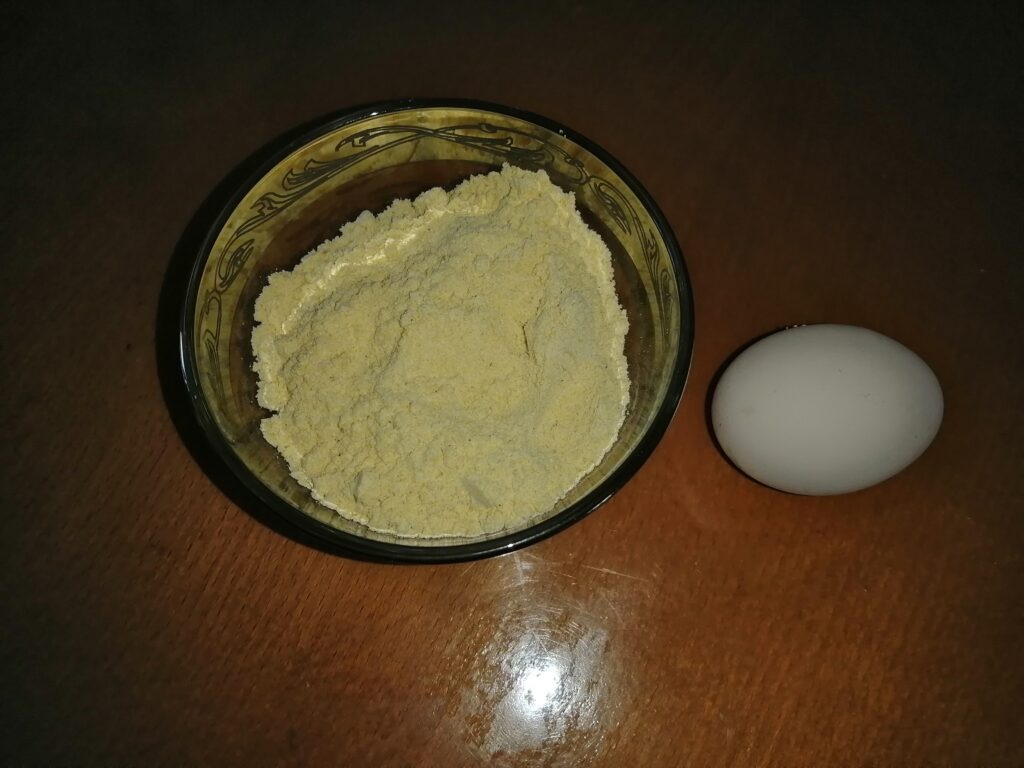 Кукурузная мука и куриное яйцо.