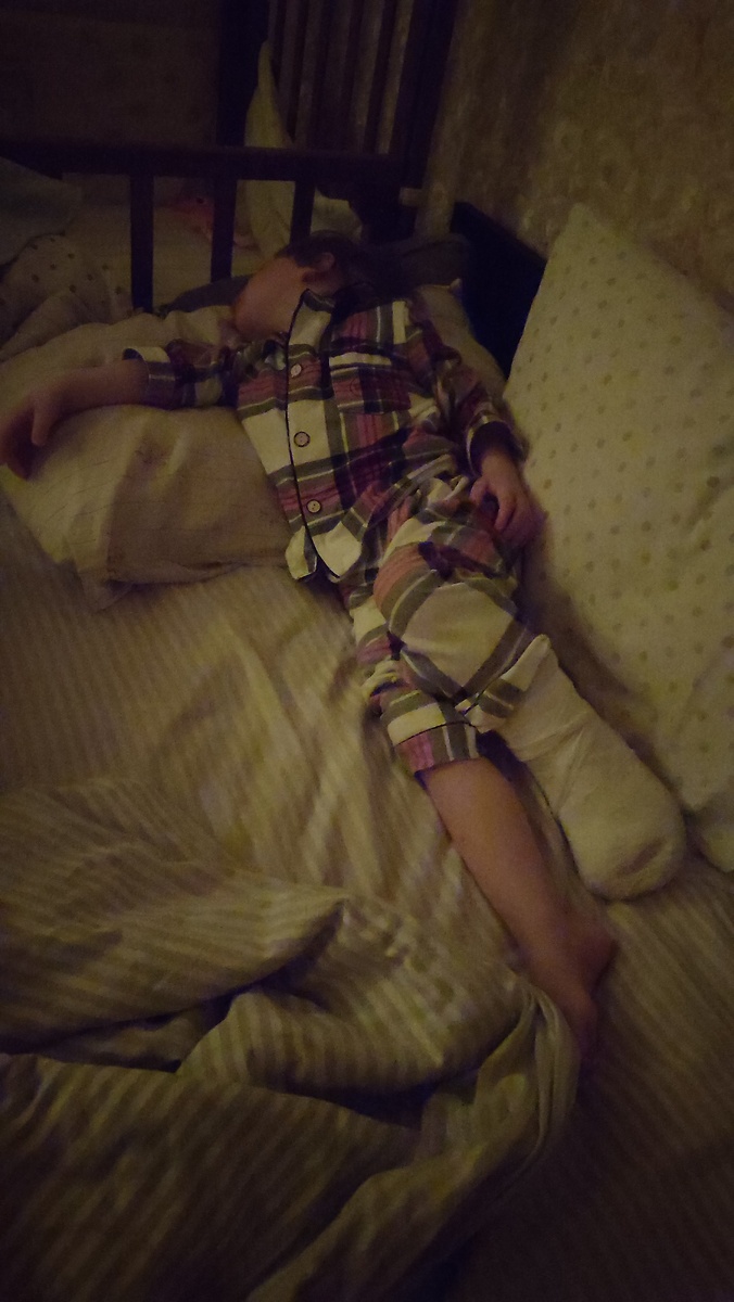 Очень уставший за день боец спит без задних ног. 