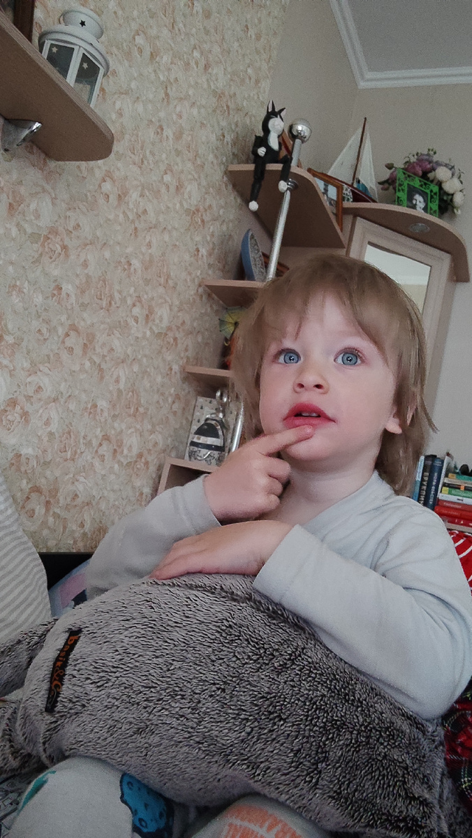 Янь со своей любимой игрушкой. 