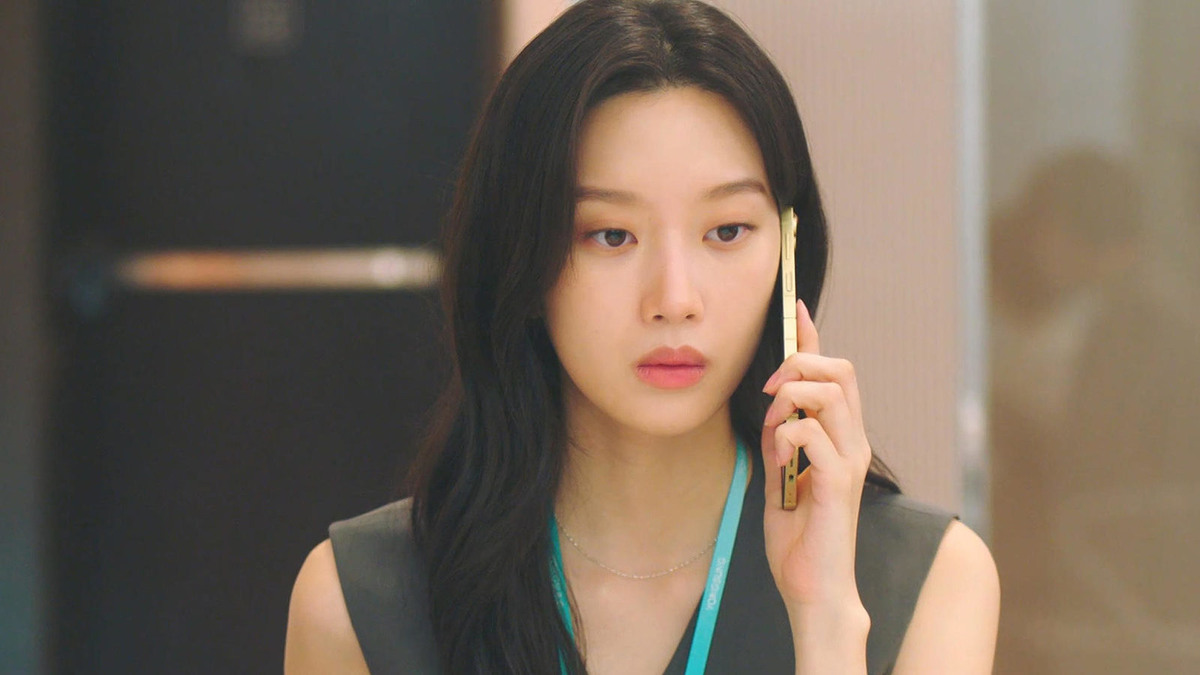 Мне симпатична героиня, даже с учетом, что у нее легкое косоглазие. 