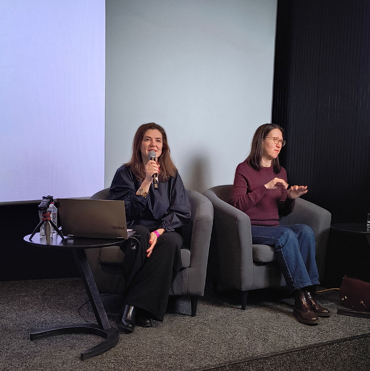 Сурдоперевод. Это огромный +