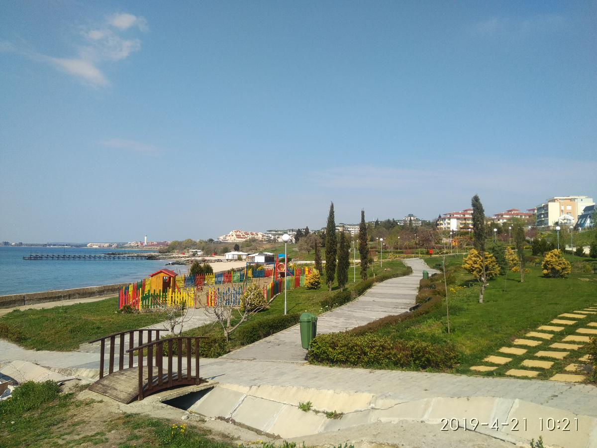 "Европейский" парк, построенный на дотации ЕС и Южен плаж (Южный пляж) в Равде