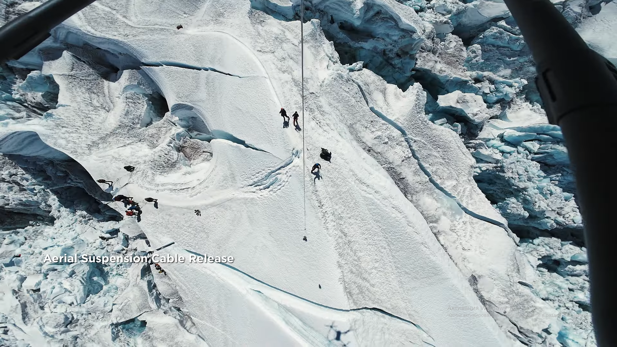 Грузовой дрон DJI Flycart 30 с помощью троса доставляет груз на ледопад Кхумбу. Скрин видео 2024 года.