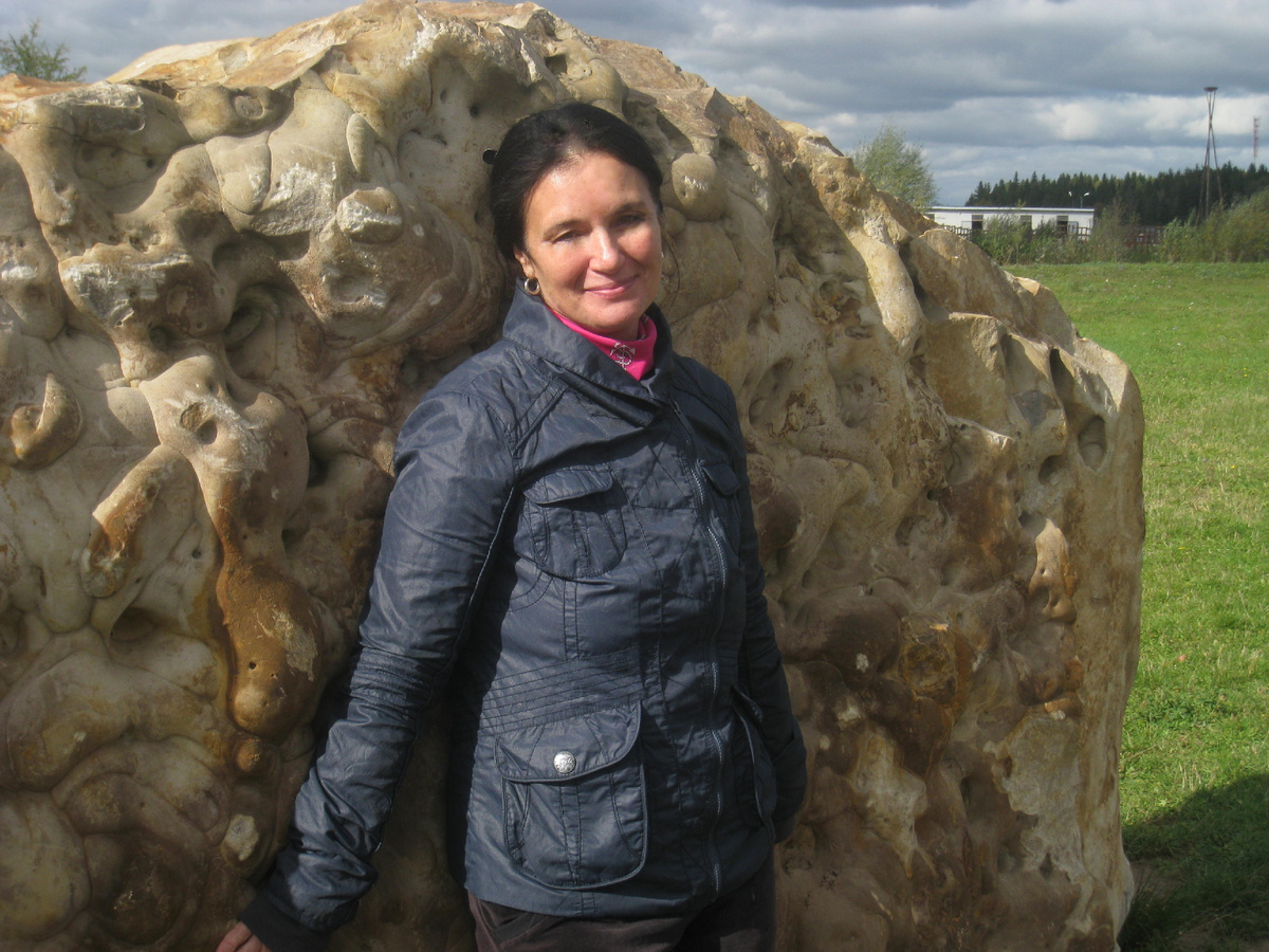 У огромного камня