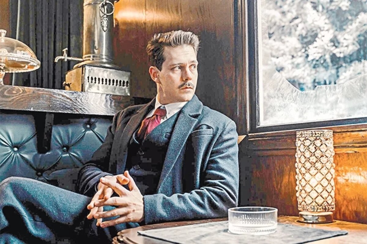    В фильме «Красный шёлк», вышедшем в прокат в феврале, Милош Бикович говорит на русском, китайском, французском, немецком, испанском, итальянском.