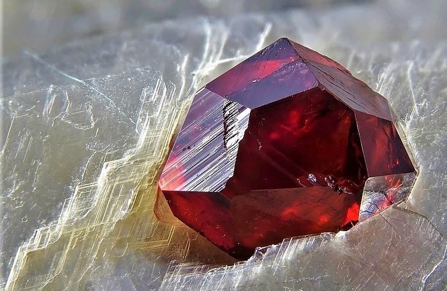 Альмандин, кристалл