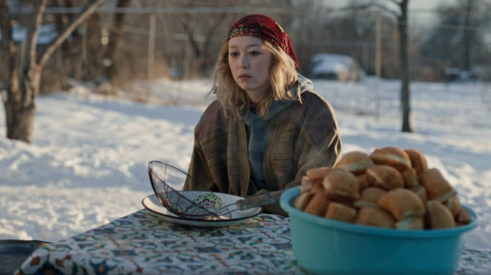 Одиночество Айко (Лаура Турсунканова) в как будто бы родной для нее среде фильм показывает, но не утрирует.📷Фото: «Глобус фильм»