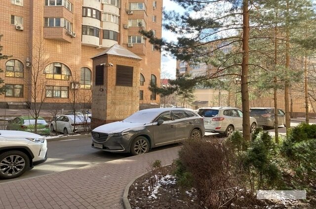    Придомовая территория дома, где располагается квартира Софии Ротару. Фото:  АиФ/ Полина Кондратова