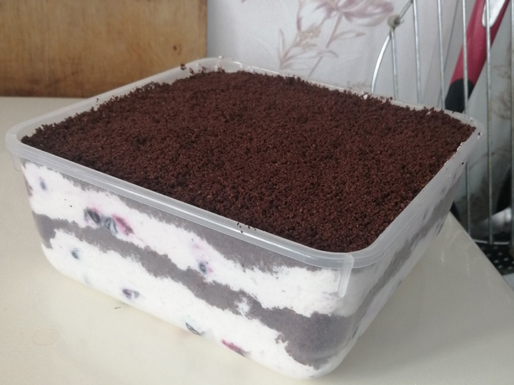 Слоёный десерт из бисквитной крошки с кремом