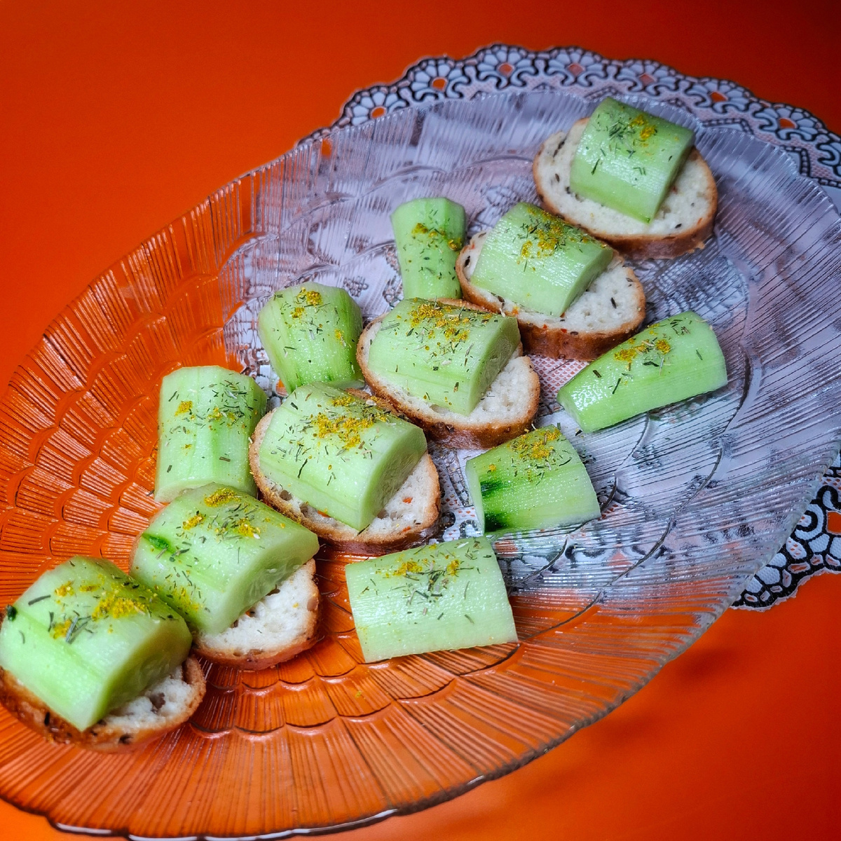 Огурцы я присыпаю солью, сушеным укропом и приправой хмели-сунели попробовала. Приправа никак не почувствовалась, так что эксперимент не удался))