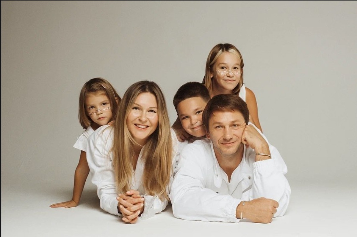 Актер Александр Константинов с женой и детьми