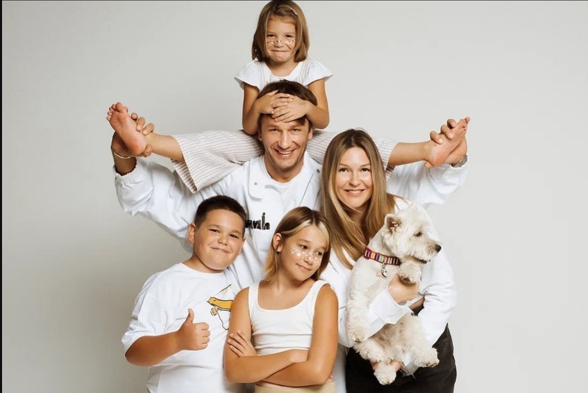 Александр Константинов, жена Карина и дети