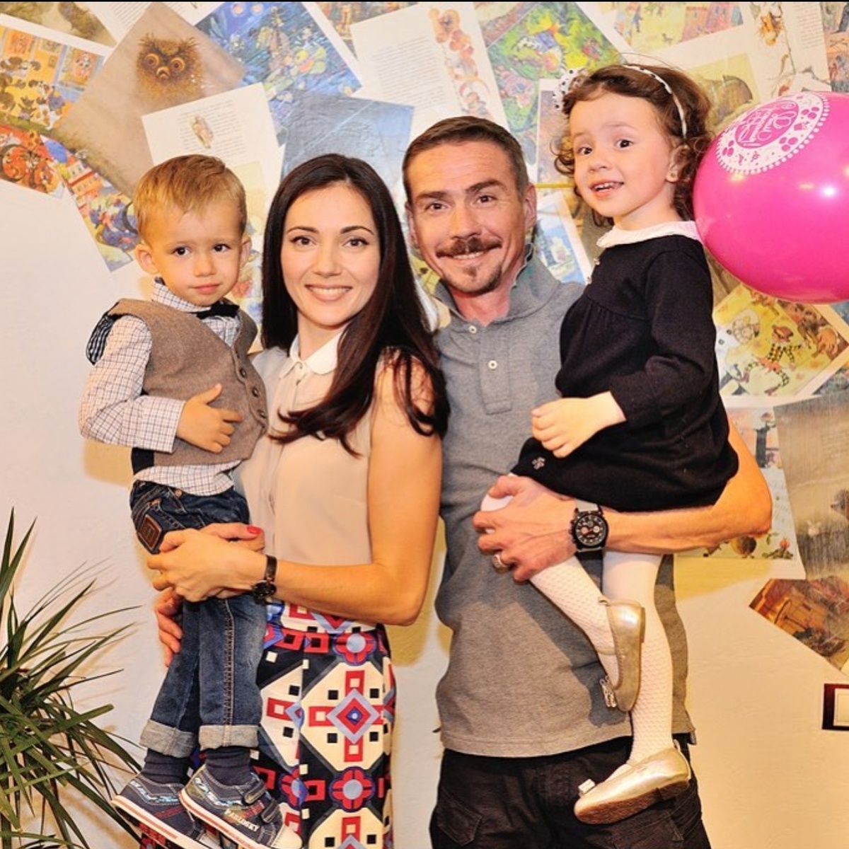 Актер Денис Никифоров с женой и детьми