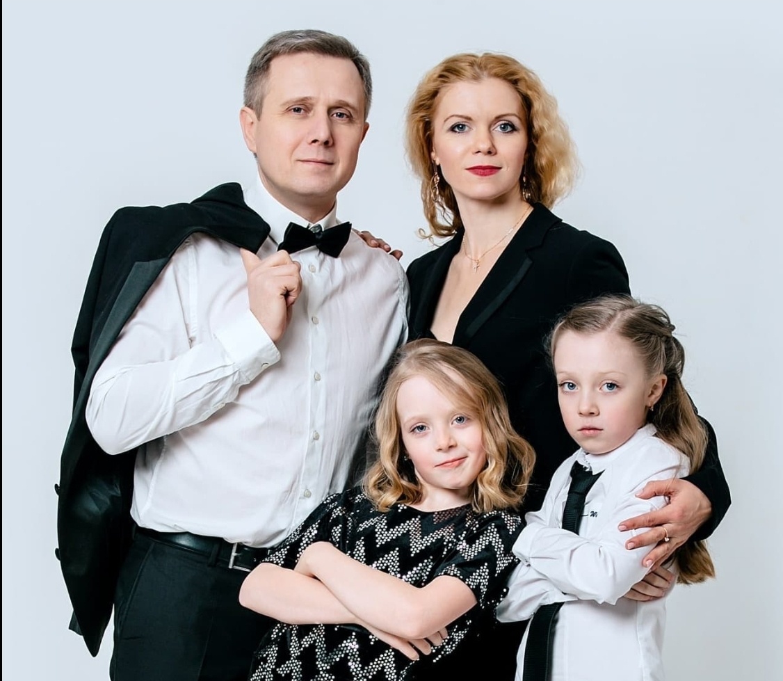 Актер Александр Разбаш с женой и детьми