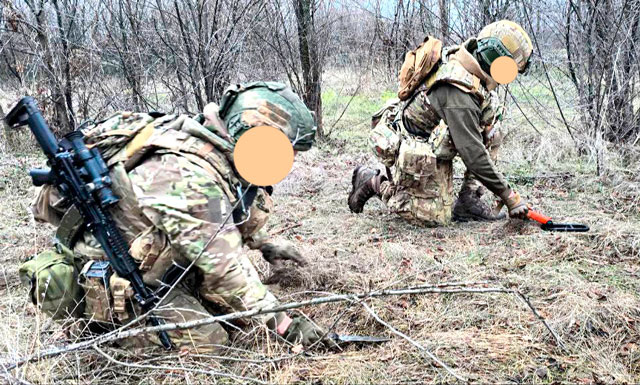 Работа сапёров по поиску мин: металлоискателем и ножом, в качестве щупа (фото из открытых источников)