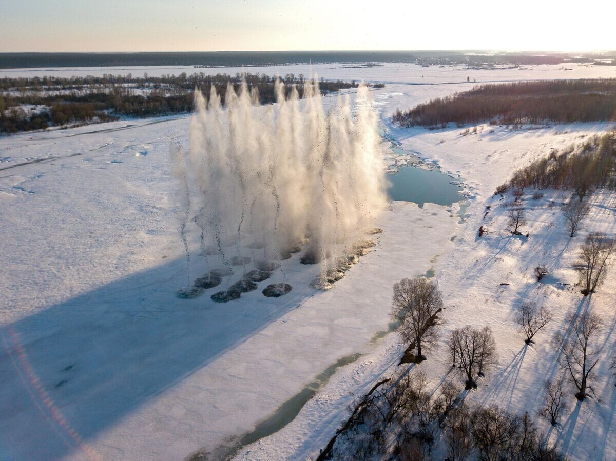    Противопаводковый подрыв льда на реке Бия в Алтайском крае© РИА Новости / Александр Кряжев